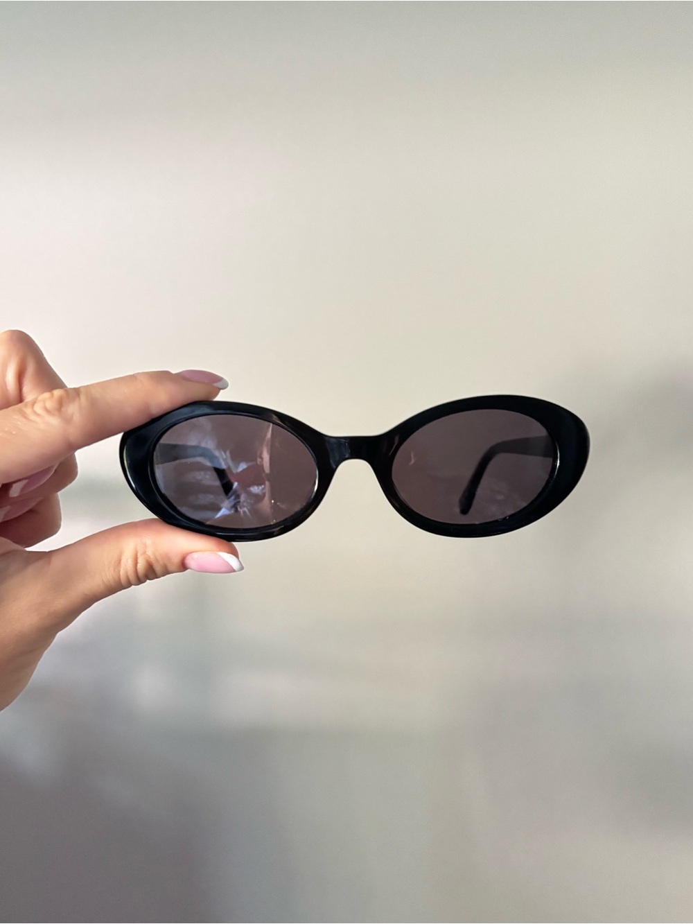Madewell Russell Oval Black Sunglasses - Picture 2 of 5